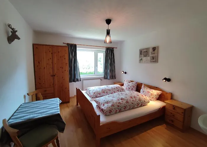 Haus Alpenhahn アパート *